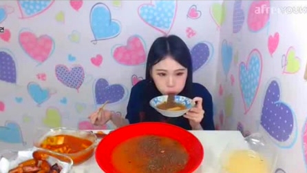 吃播南南的美食日常，友情、愛與美食的溫馨分享