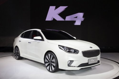最新起亞K4，家的溫馨之旅與友情的駕駛體驗