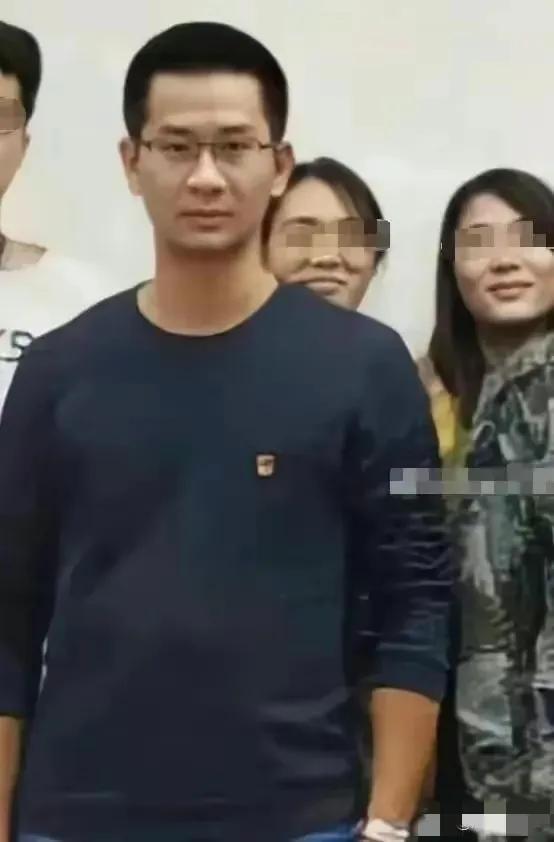 最新門照片引發(fā)爭(zhēng)議，時(shí)尚展示還是隱私泄露？